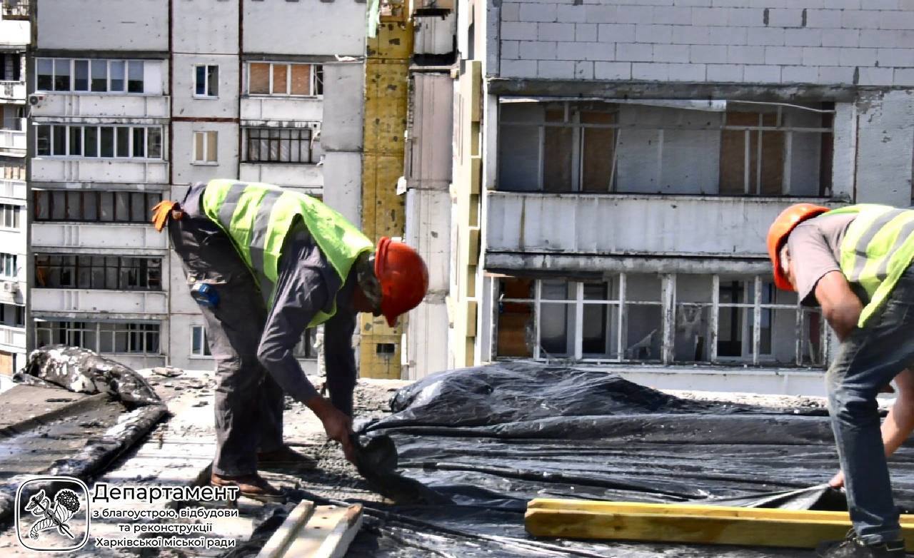 На Північній Салтівці відновлюють багатоповерхівку, пошкоджену у 2022 році. Фото: ХМР