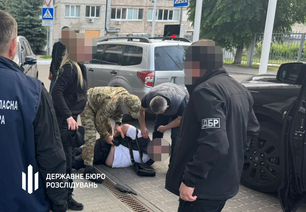 Военного и харьковчанина будут судить за переправку "уклонистов" за $50 тысяч. Фото: ДБР
