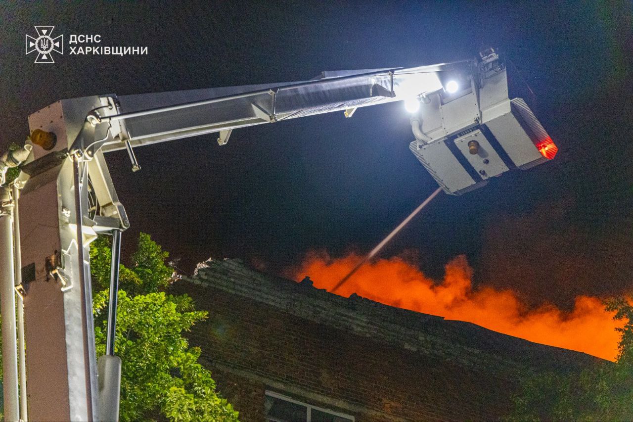 Окупанти вдарили безпілотником по підприємству на Салтівці. Фото: ДСНС