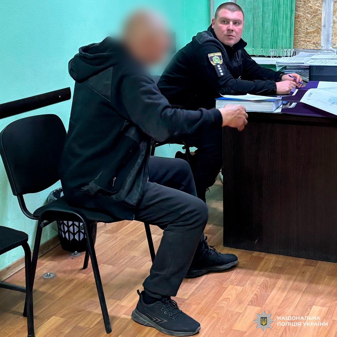 Небайдужі харків'яни відібрали собаку, яку посеред вулиці бив чоловік. Фото: Нацполіція