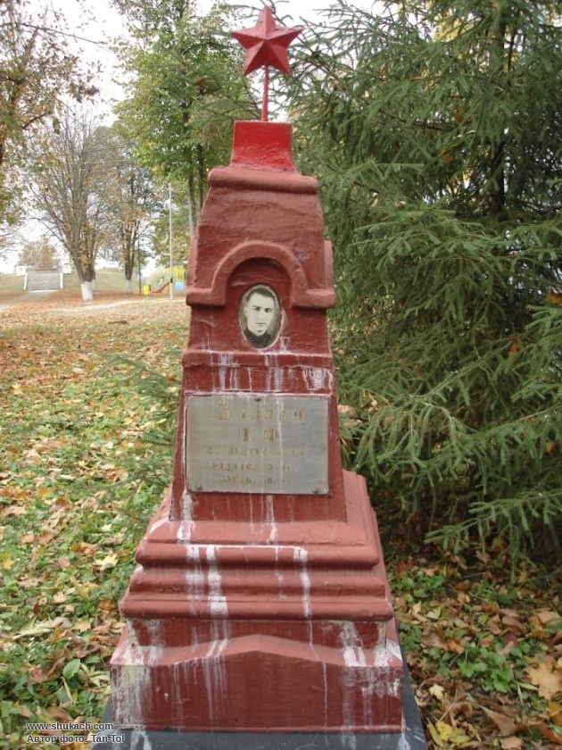 В Змиеве снесли памятник жертвам Гражданской войны. Фото: Шукач