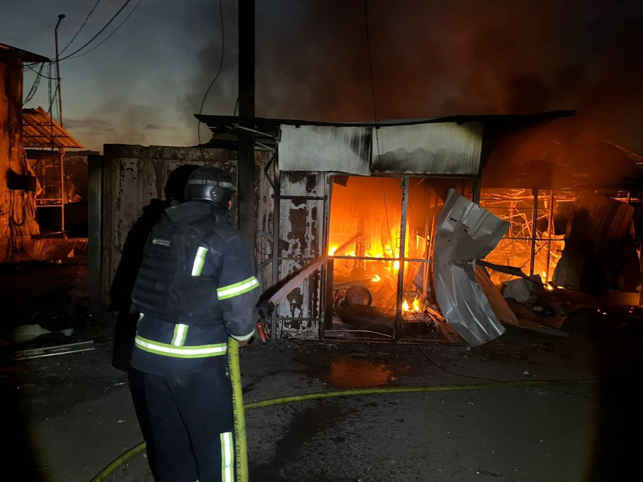 Россияне ударили беспилотниками по рынку в Харьковской области. Фото: ГСЧС