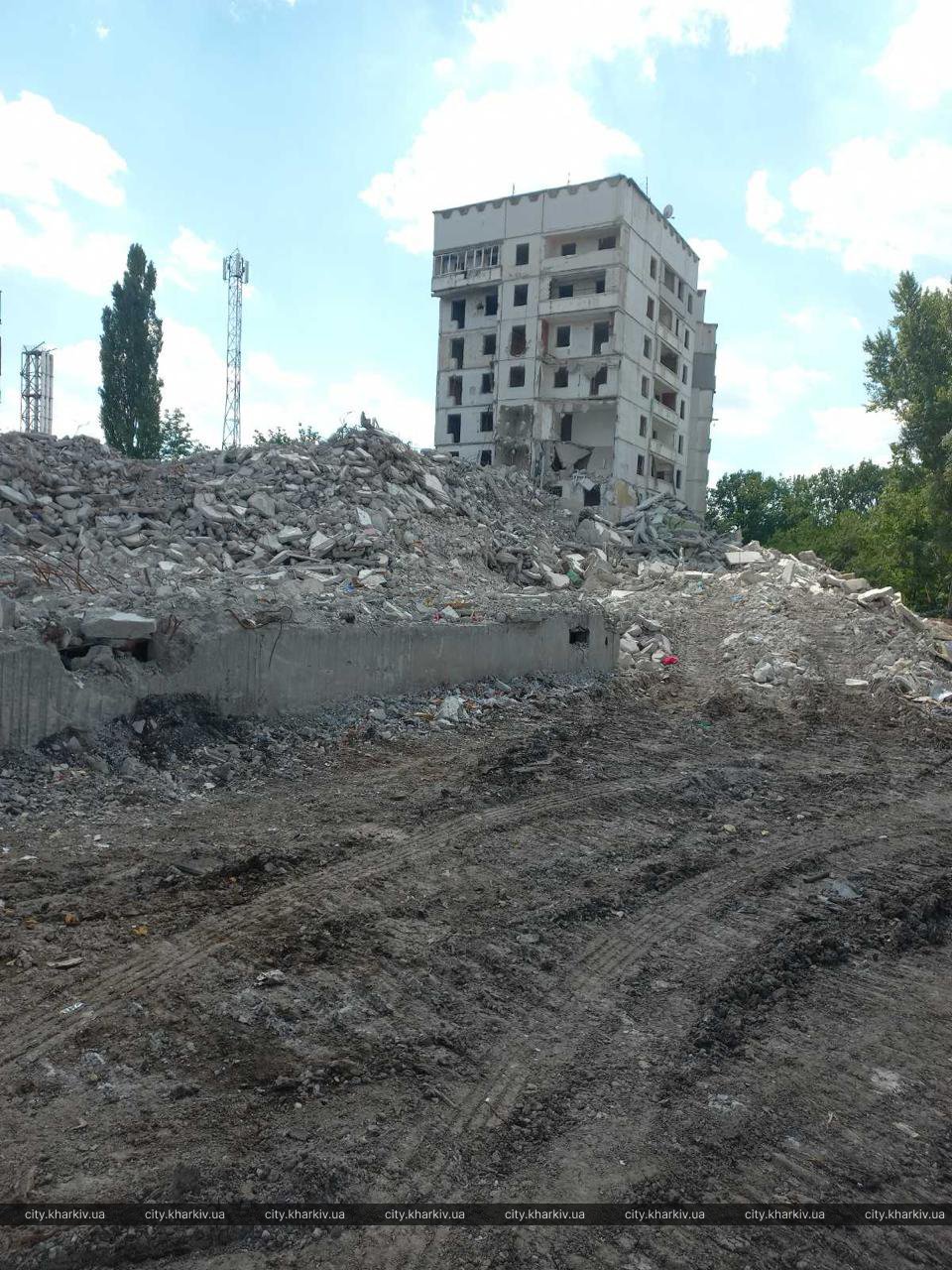 В Харькове снесли две многоэтажки, еще несколько домов готовятся к демонтажу. Фото: ХМР