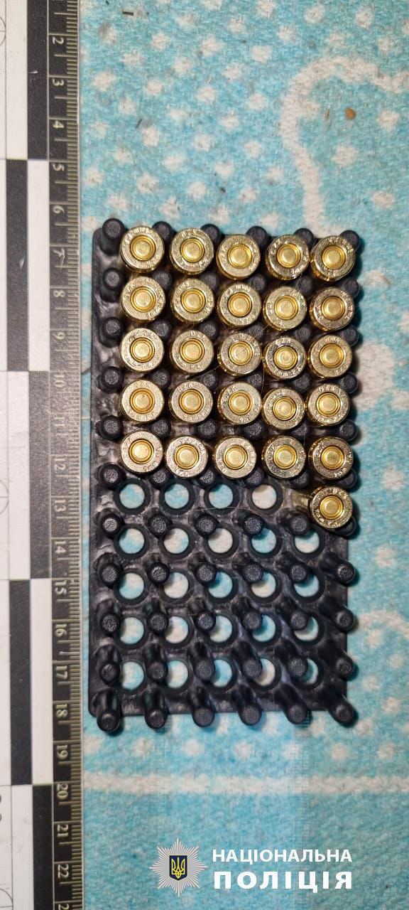 Мужчина открыл стрельбу из многоэтажки в Лозовой и угрожал полиции. Фото: Нацполиция