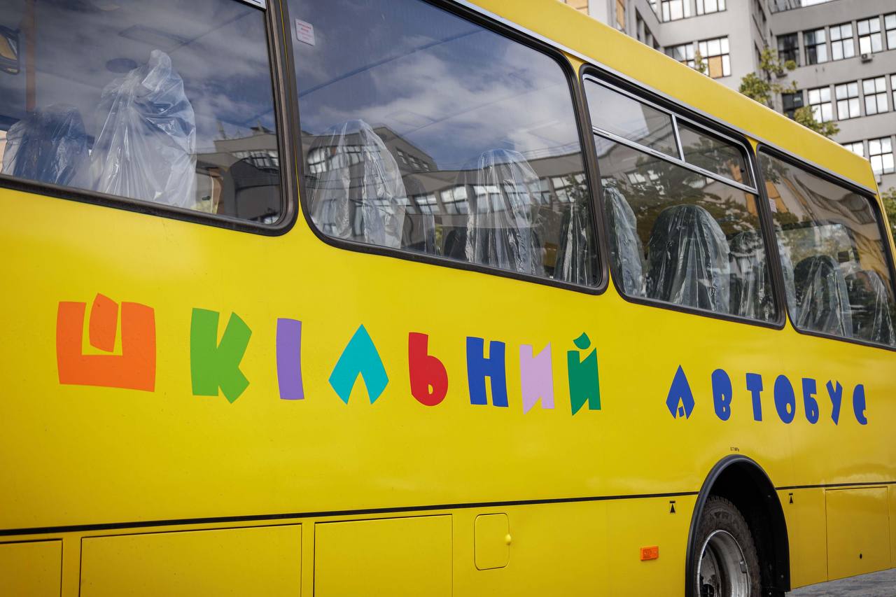 На Харьковщину передали новые школьные автобусы: среди них &mdash; инклюзивные. Фото: ХОВА