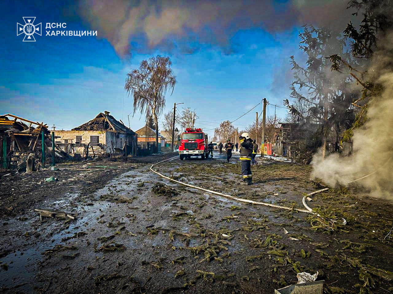 Є постраждалі: війська рф вдарили з авіації по Золочеву. Фото: ДСНС