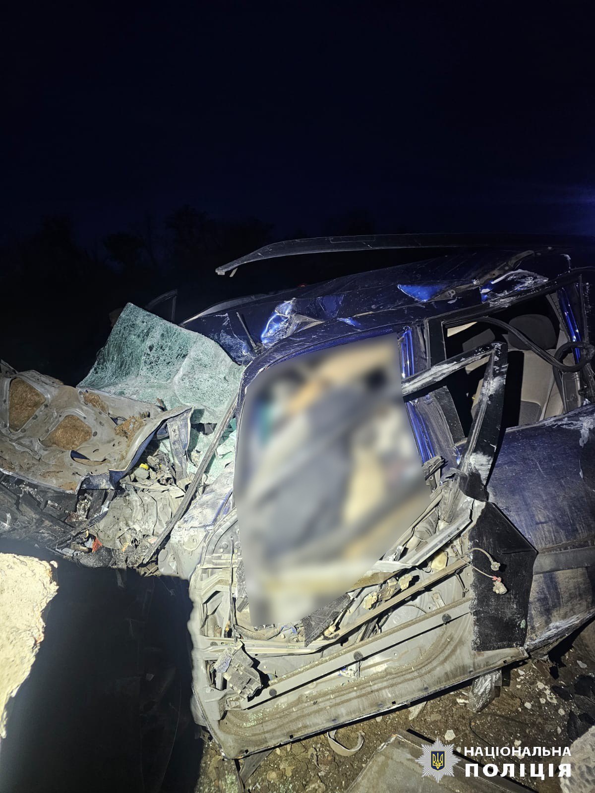 Под Харьковом авто влетело в бетонный блок: водитель и пассажирка погибли. Фото: Нацполиция