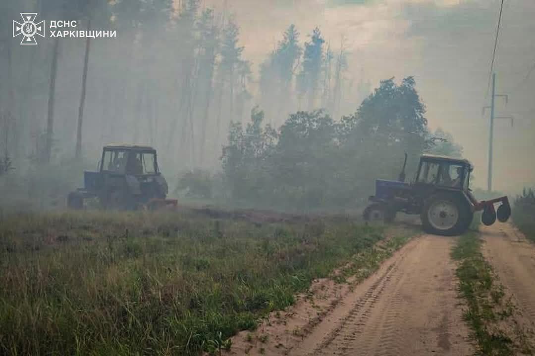 Майже добу ліквідовують масштабну лісову пожежу на Харківщині. Фото: ДСНС