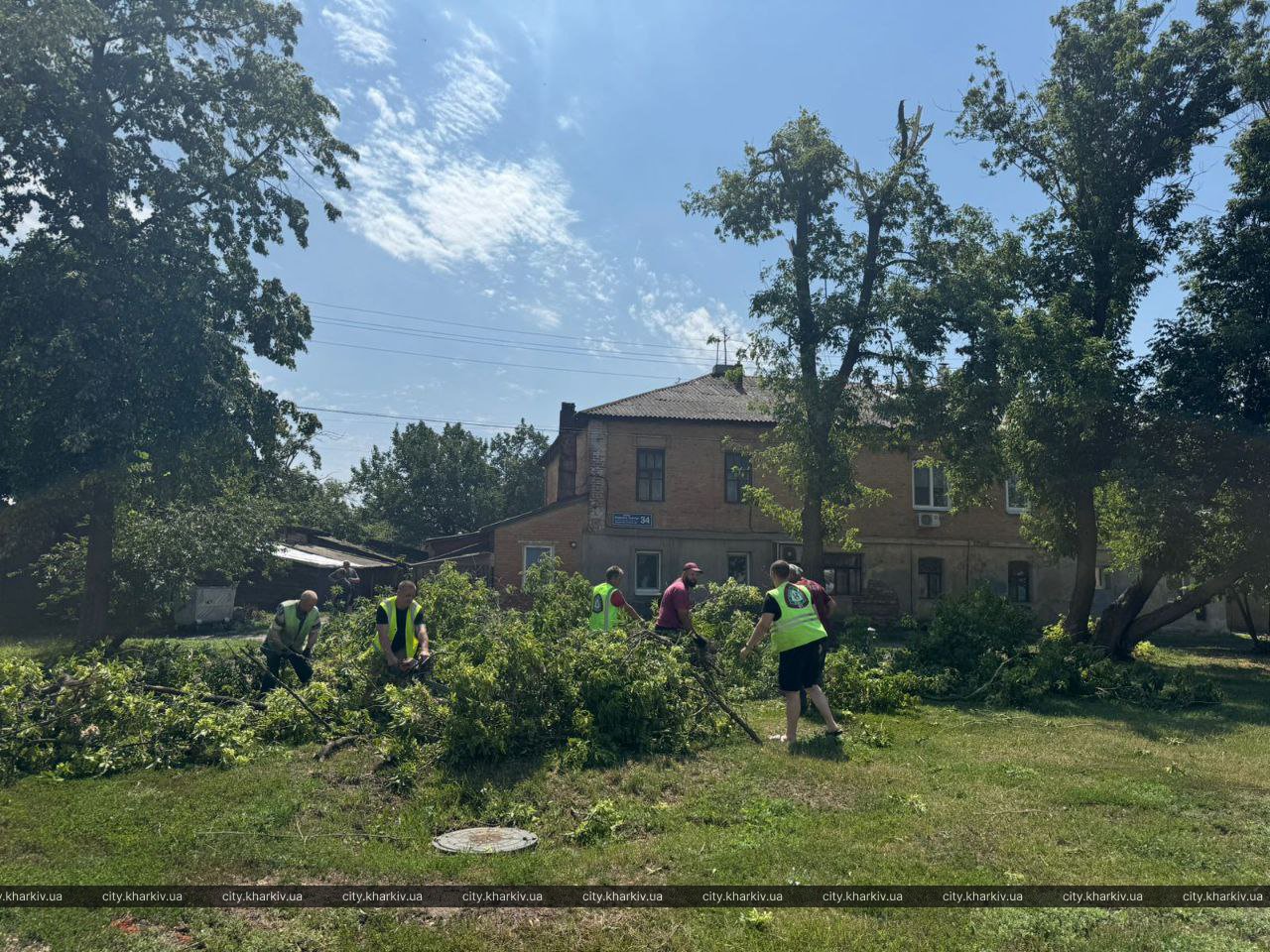 Более 500 крыш и тысяча деревьев: Харьков ликвидирует последствия мощного урагана. Фото: Харьковский горсовет