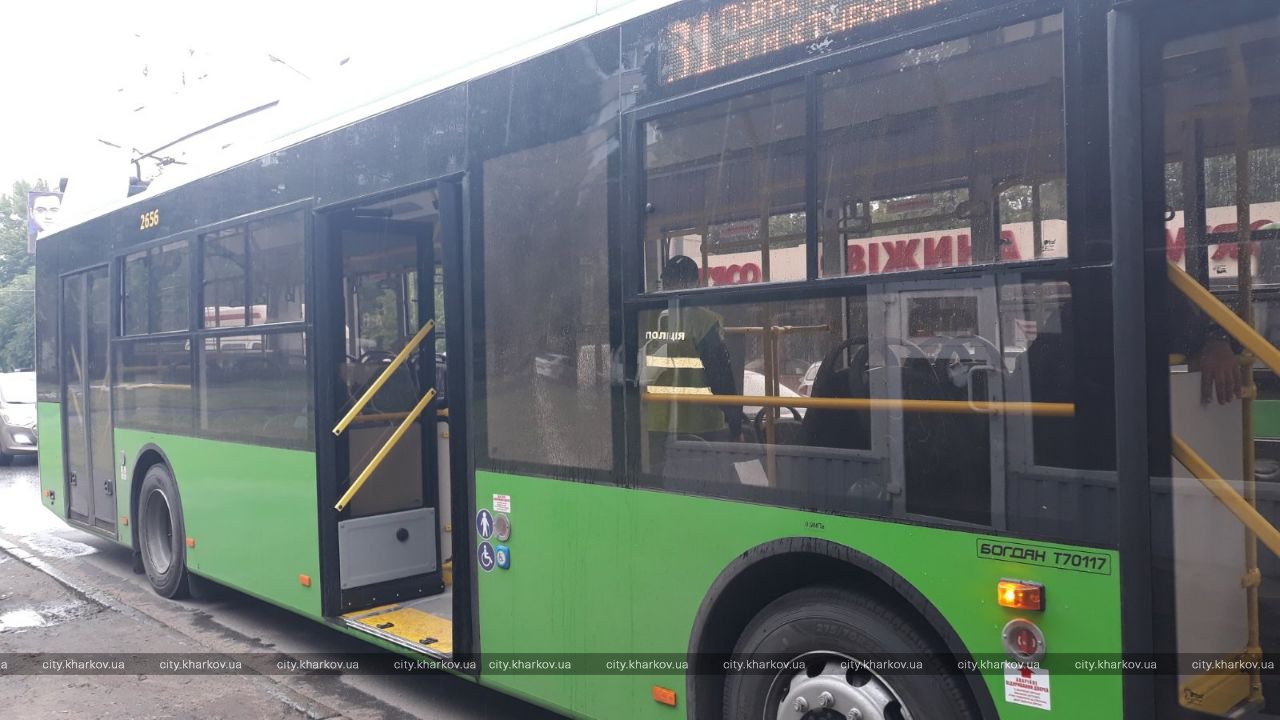 Пуля попала в стекло: на Салтовке стреляли по троллейбусу с пассажирами фото 1