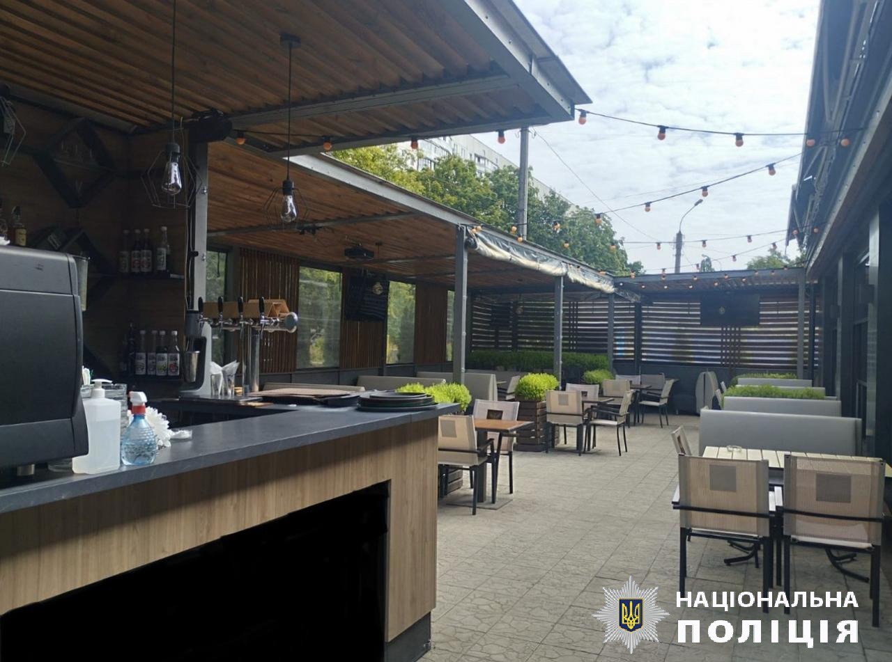 На Салтовке женщина захватила землю и открыла кафе и площадку с батутами. Фото: Нацполиция в Харьковской области