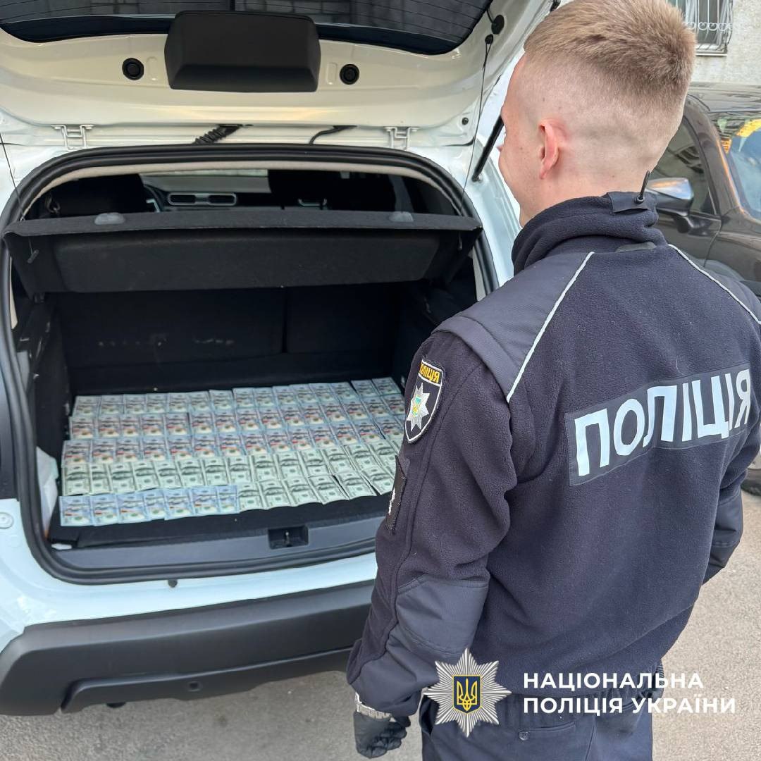 В Харькове задержан мужчина за попытку продать отсрочку от мобилизации за $9500. Фото: Нацполиция