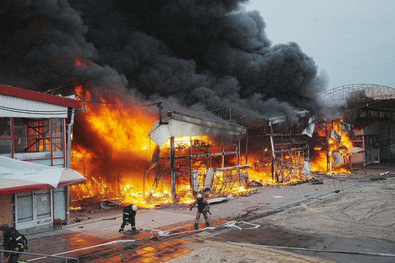 Пожар на рынке "Барабашово" после удара "Шахеда". Фото: Суспільне/Виктория Якименко