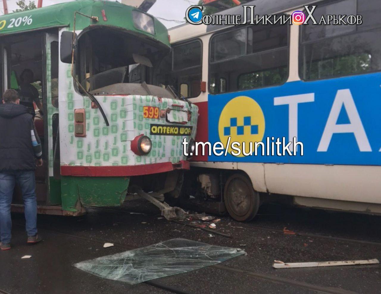 Вылетело лобовое стекло: в Харькове столкнулись два трамвая фото 1