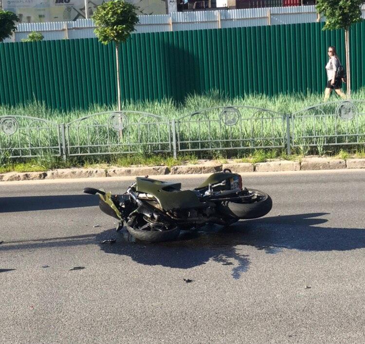 Едва не лишился ноги: на Клочковской сбили мотоциклиста фото 2 1