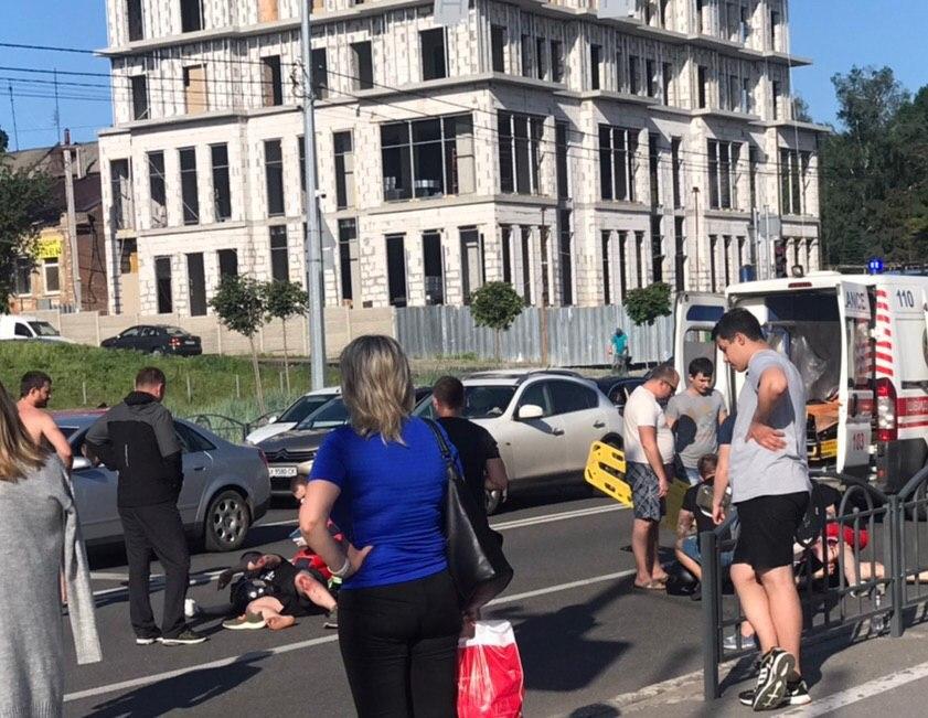 Едва не лишился ноги: на Клочковской сбили мотоциклиста фото 1