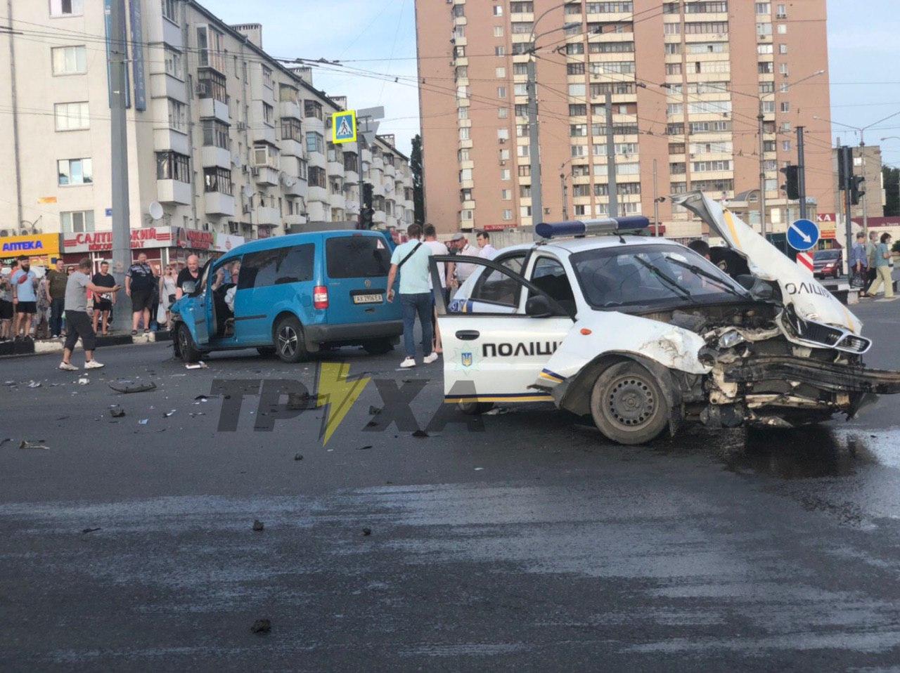 Видеофакт: на Одесской Volkswagen влетел в полицейский автомобиль фото 1