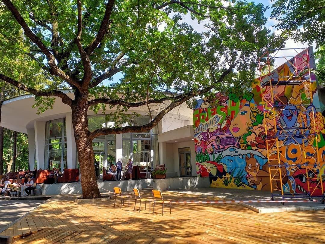 В саду Шевченко разрисовали стену. Фото: Харьков 1654/Валентина Ольховская