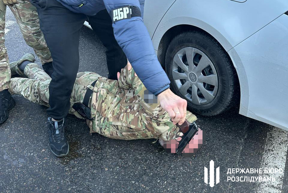 На Харьковщине будут судить мошенника, который за 20 тысяч долларов обещал должность в ДБР. Фото: ДБР