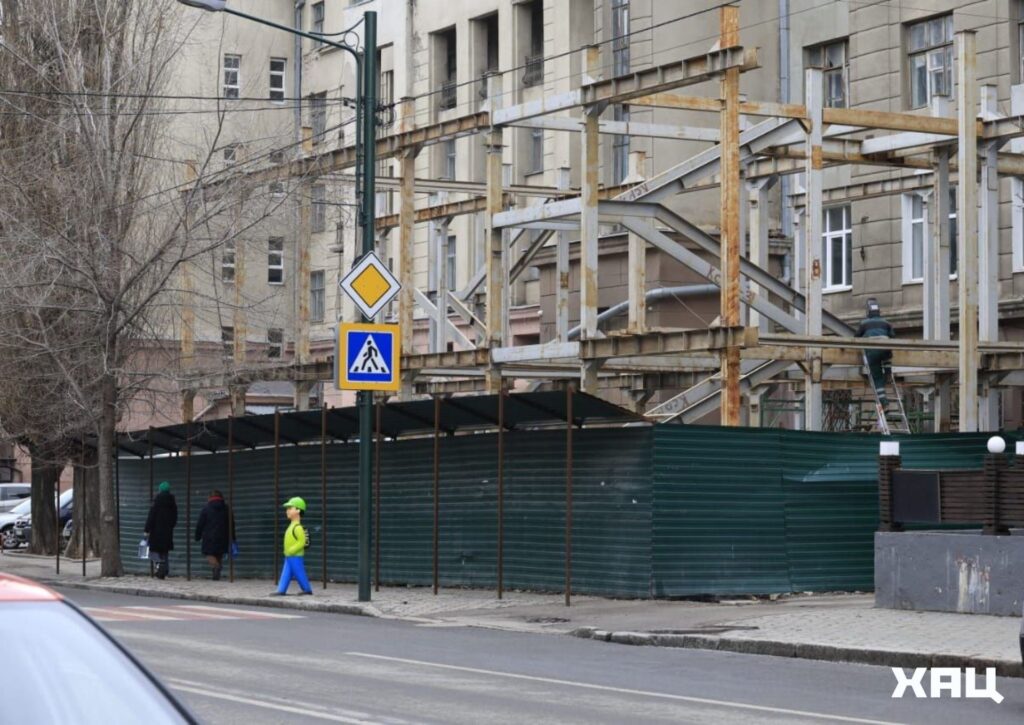 Строительство у памятника архитектуры "Гигант" в Харькове ускорилось. Фото: ХАЦ