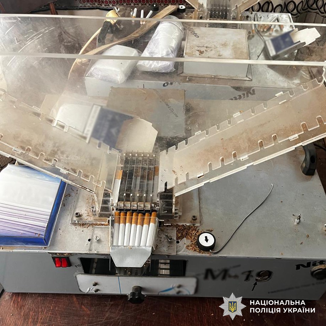 В Харькове разоблачили подпольное производство сигарет без акциза. Фото: Нацполиция