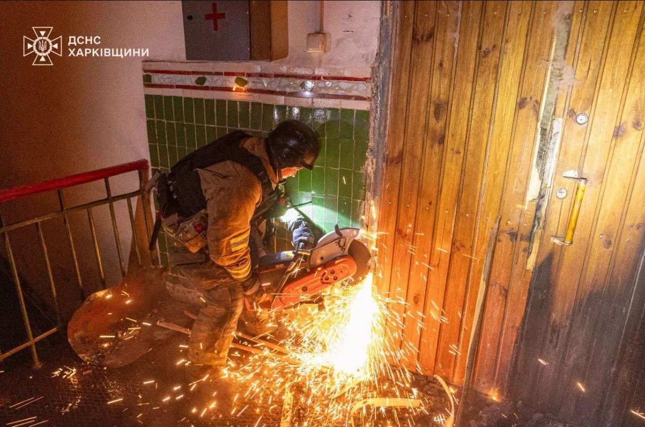 Масштабный пожар в Харькове: враг ударил по гражданскому предприятию Фото: ГСЧС Харьковщины