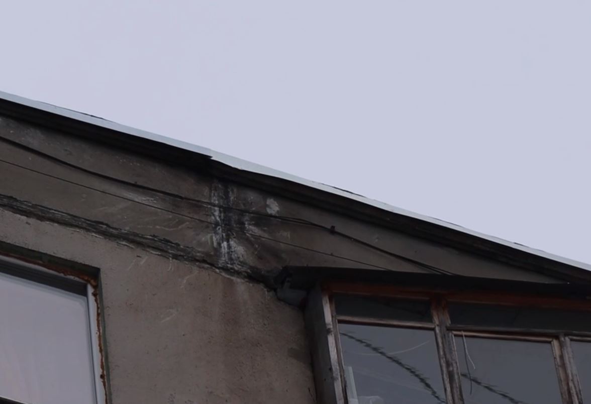 У Харкові російський БПЛА "Молнія" влучив у багатоповерхівку. Скріншот з відео Харківської облпрокуратури