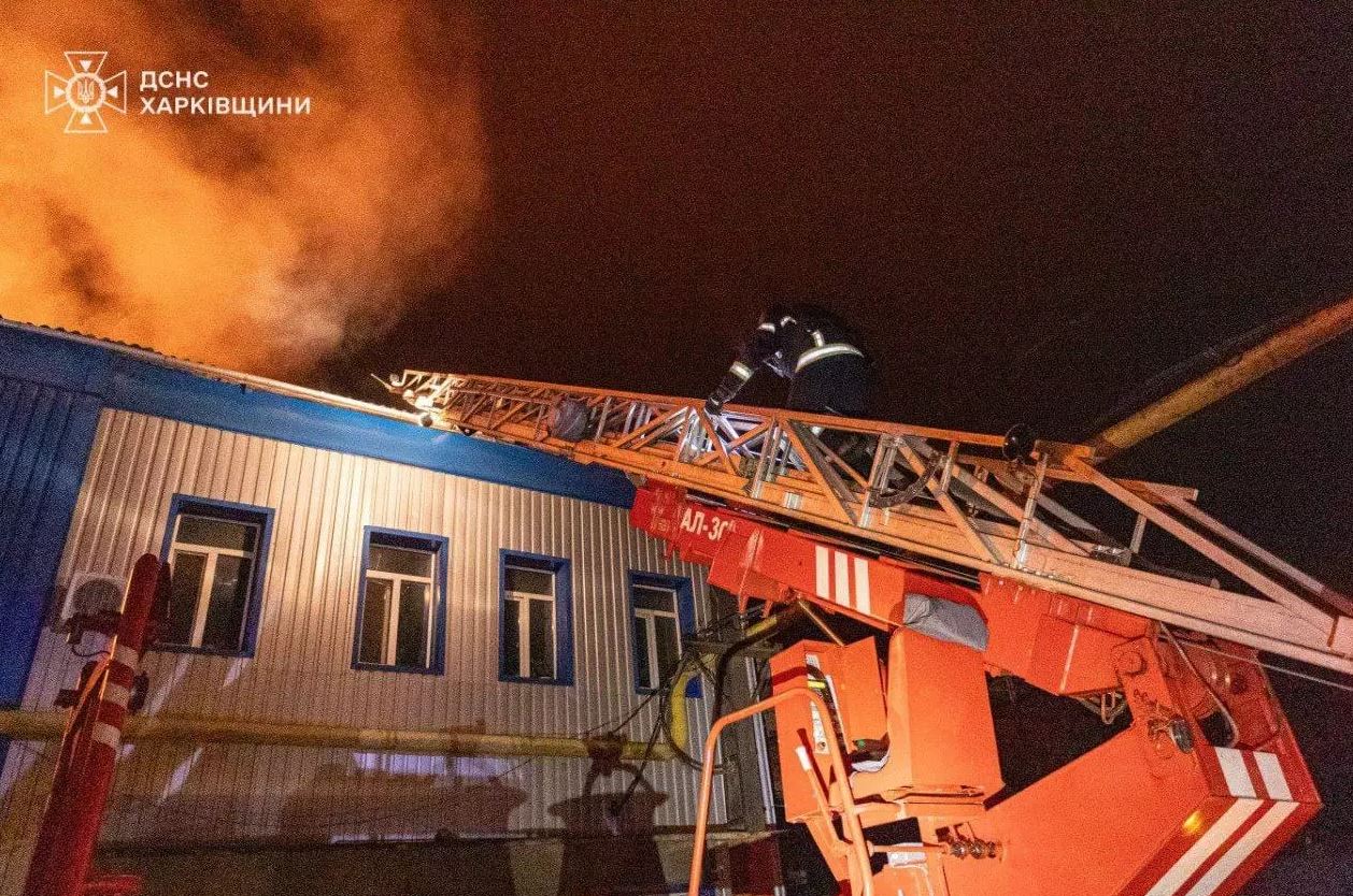 Масштабный пожар в Харькове: враг ударил по гражданскому предприятию Фото: ГСЧС Харьковщины