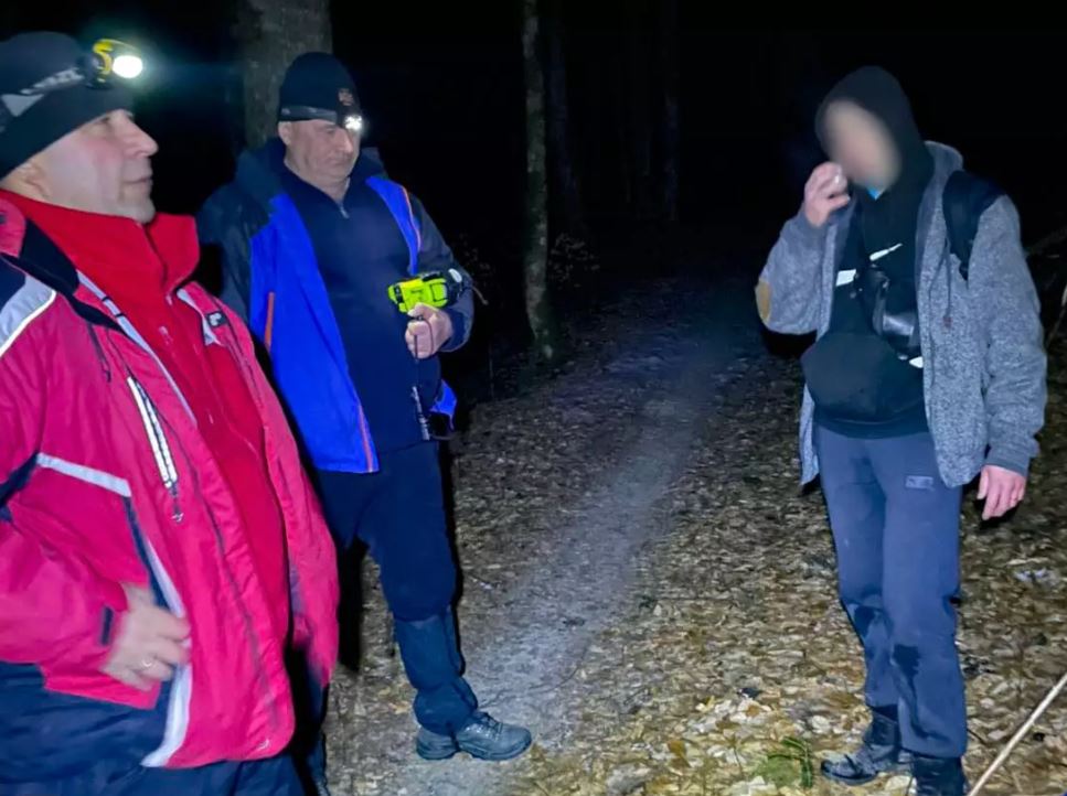 Замерзшего харьковчанина нашли в горах у водопада. Фото: ГУ ГСЧС в Закарпатской области