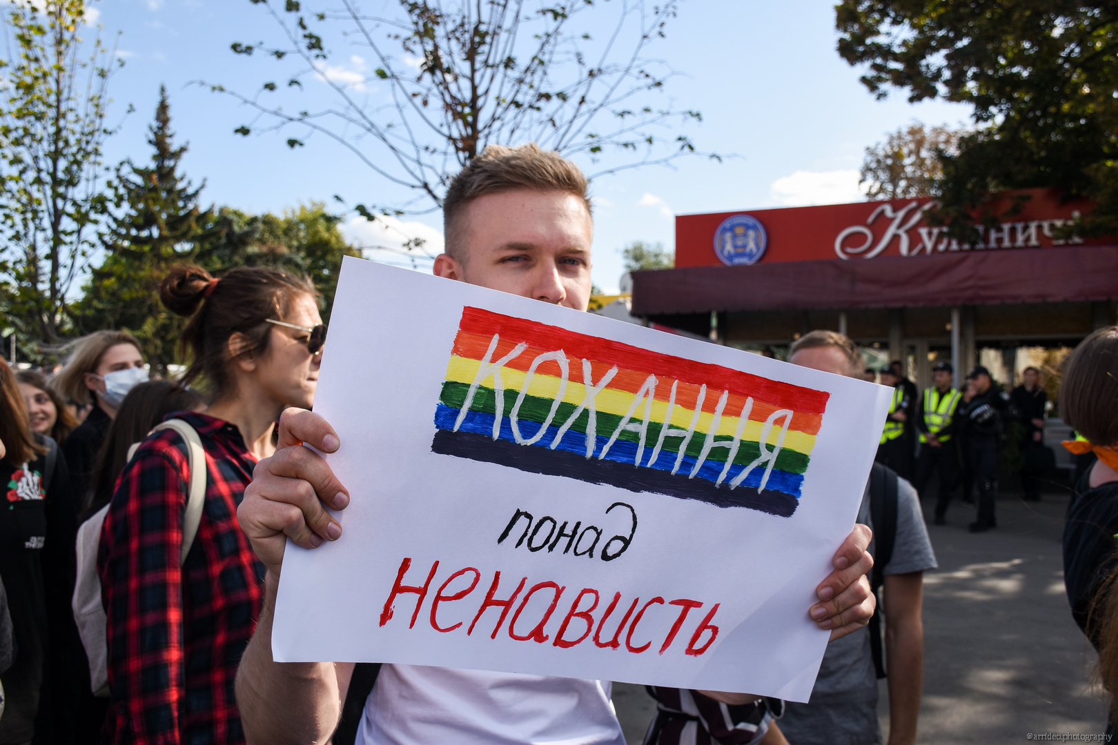 В Харькове провели ЛГБТ-парад в формате арт-интервенции. Что это значит
