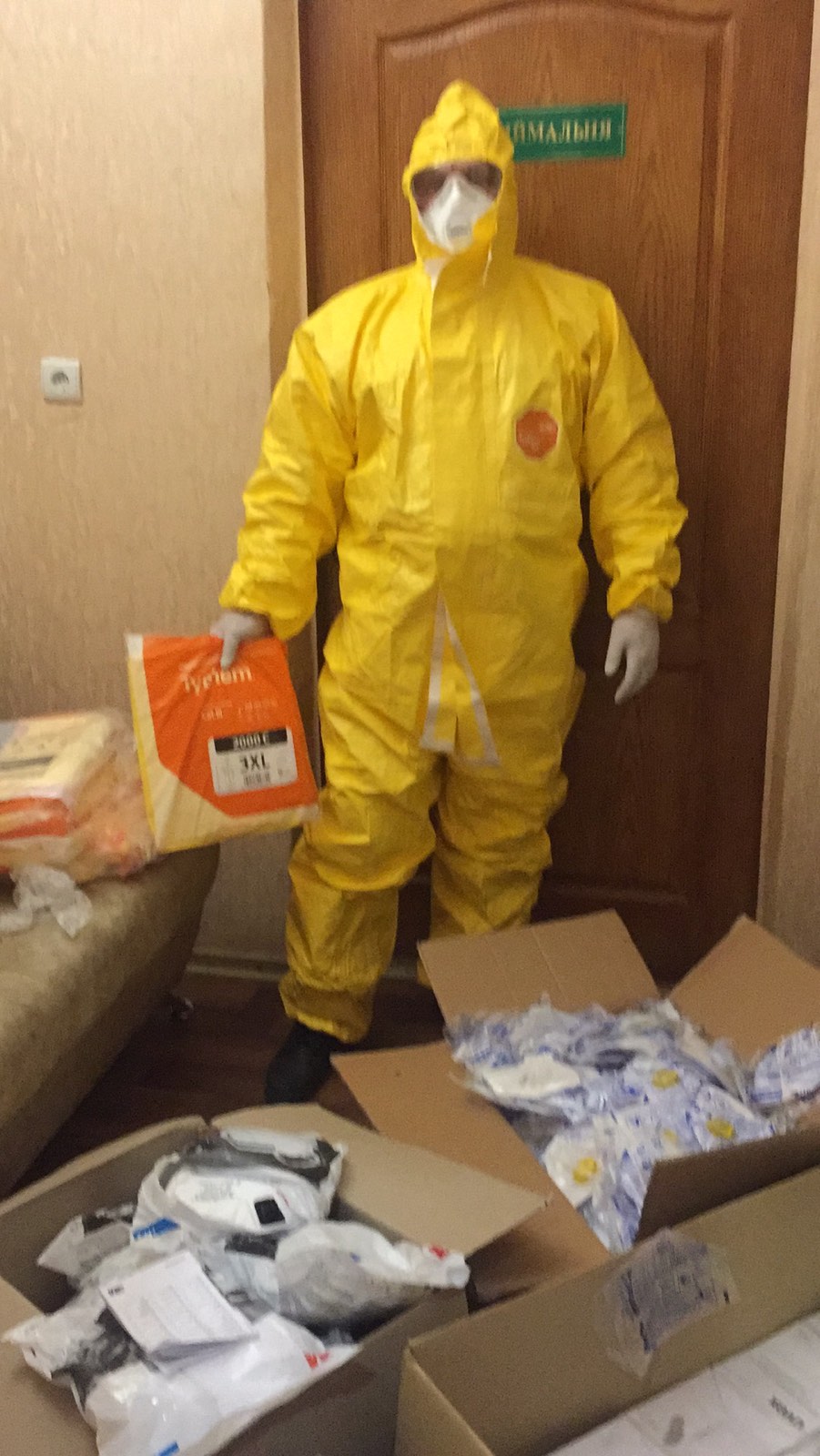 Респираторы, маски, защитные костюмы. Фото: Павел Нартов