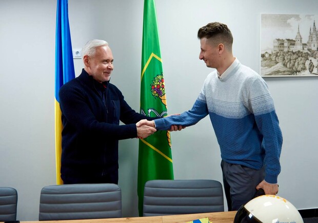 Пострадавший учитель вместе с мэром Харькова. Фото: t.me/ihor_terekhov