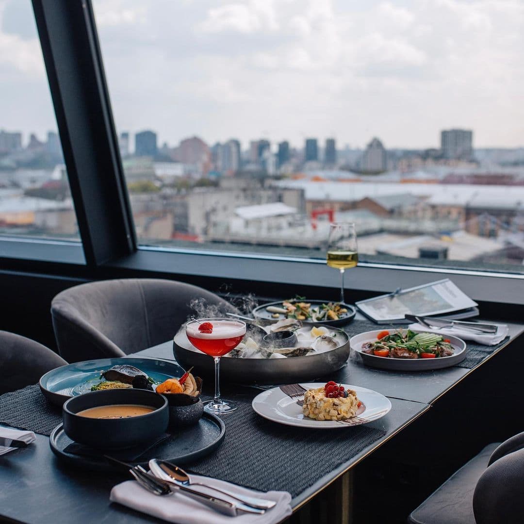Лучший ресторан при гостинице 2020. Фото: 11 Mirrors Rooftop Restaurant & Bar/instagram