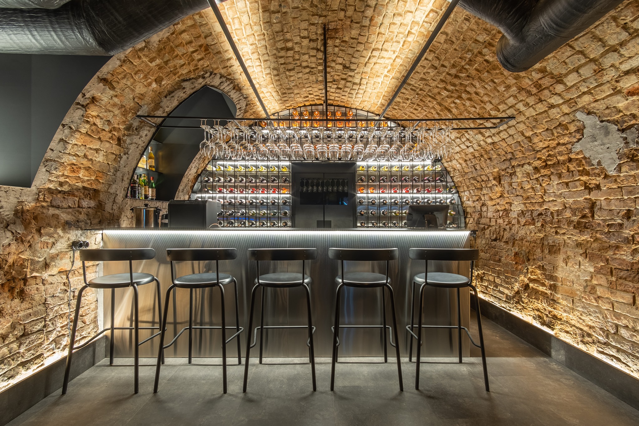 Нескромный бар.