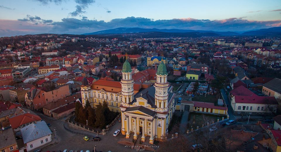 Какие поезда идут из Харькова в Ужгород.