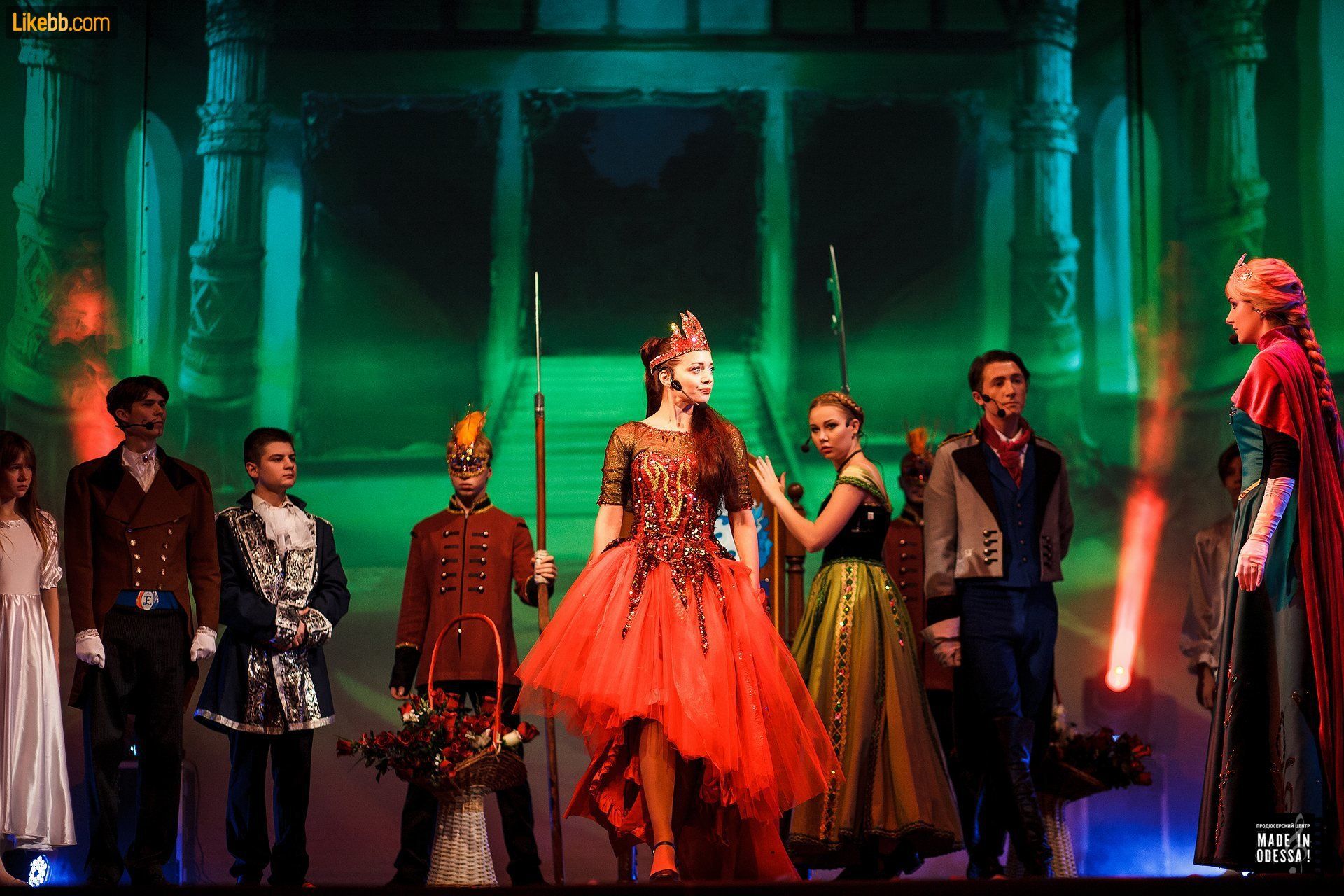 Сцены из представления.