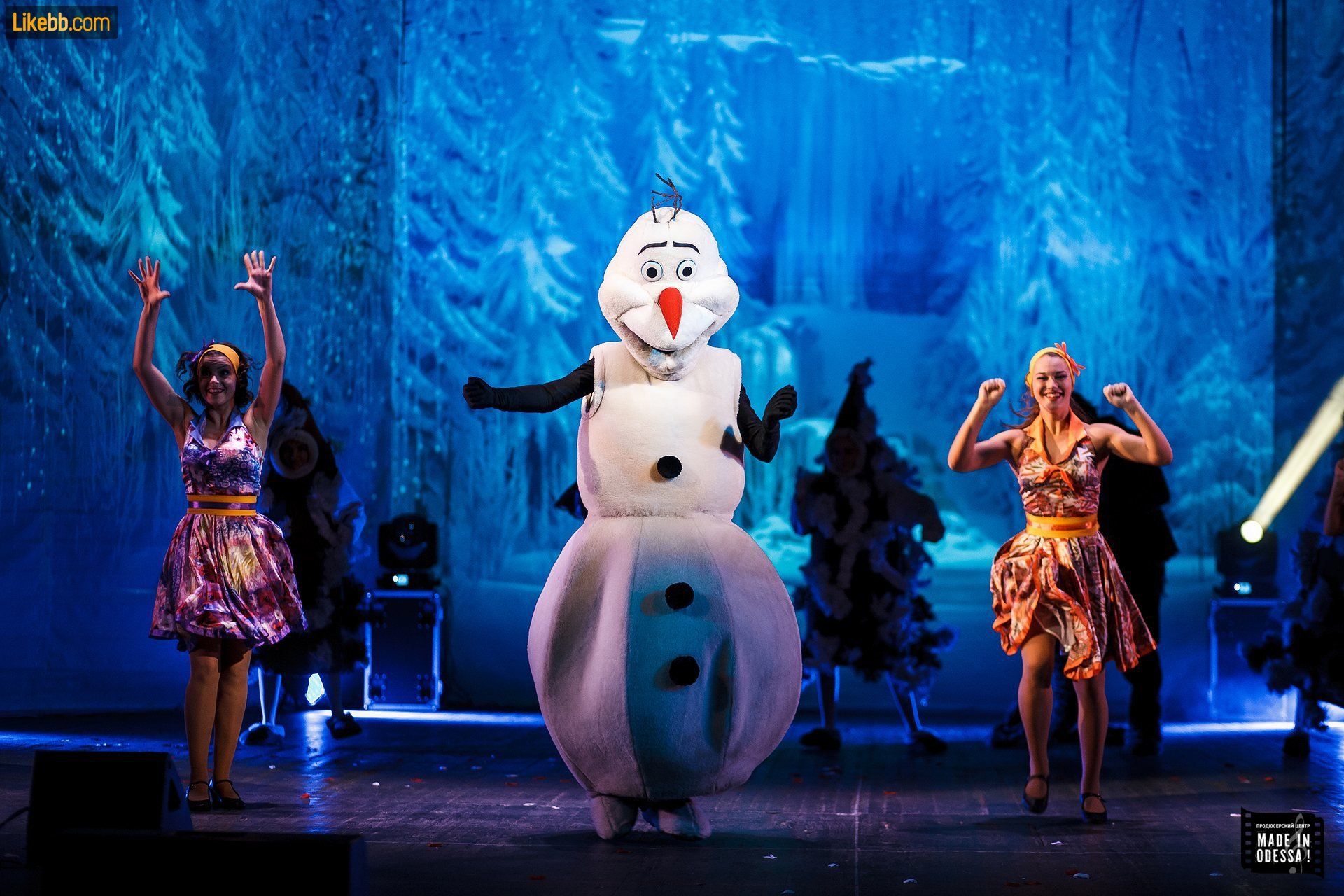 Сцены из представления.