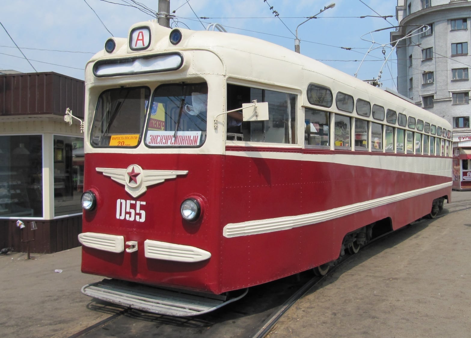 Вечеринка с вином и винилом, экскурсия в Гомольшанский парк, кино на воздухе: куда пойти на выходных в Харькове фото 2 1