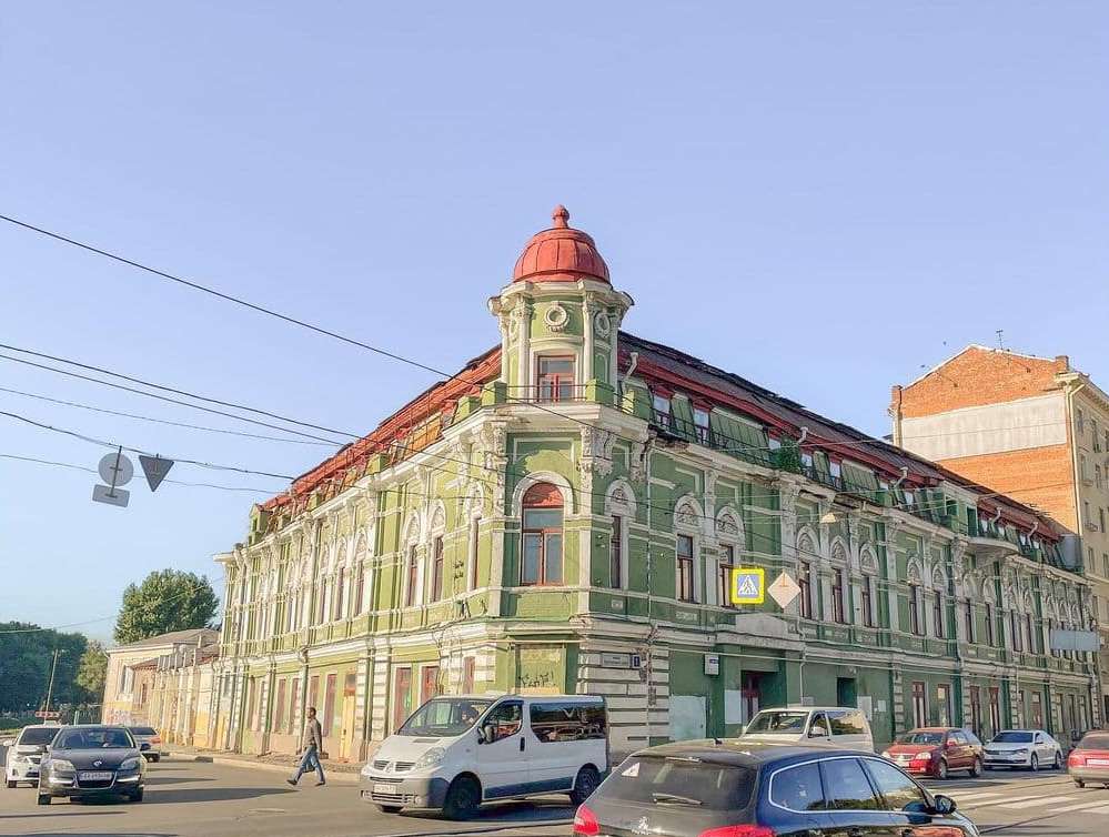 Знаменитое зеленое здание на Полтавском шляхе.