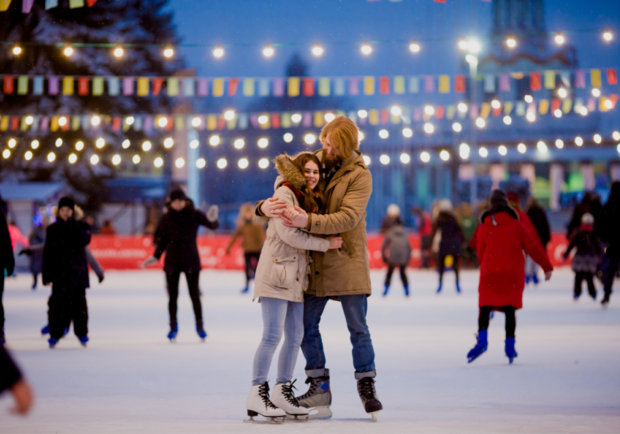 Расписание работы катка на площади Свободы и цена.