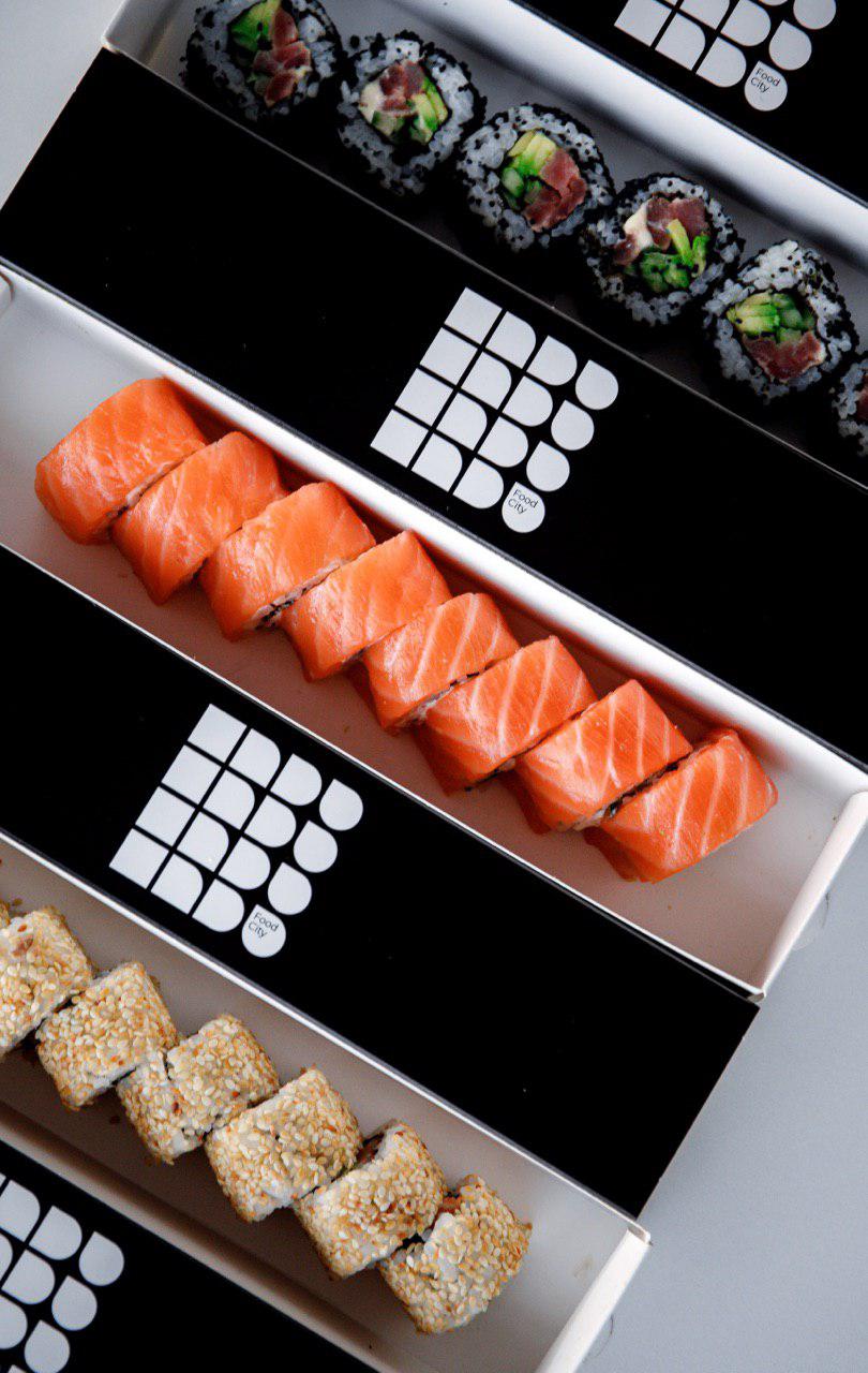 Ролл калифорния с тунцом (180 гривен за 220 грамм) , Ролл филадельфия (170 гривен за 280 грамм), рол филаделельфия с лососем в кунжуте (130 гривен за 230 грамм)