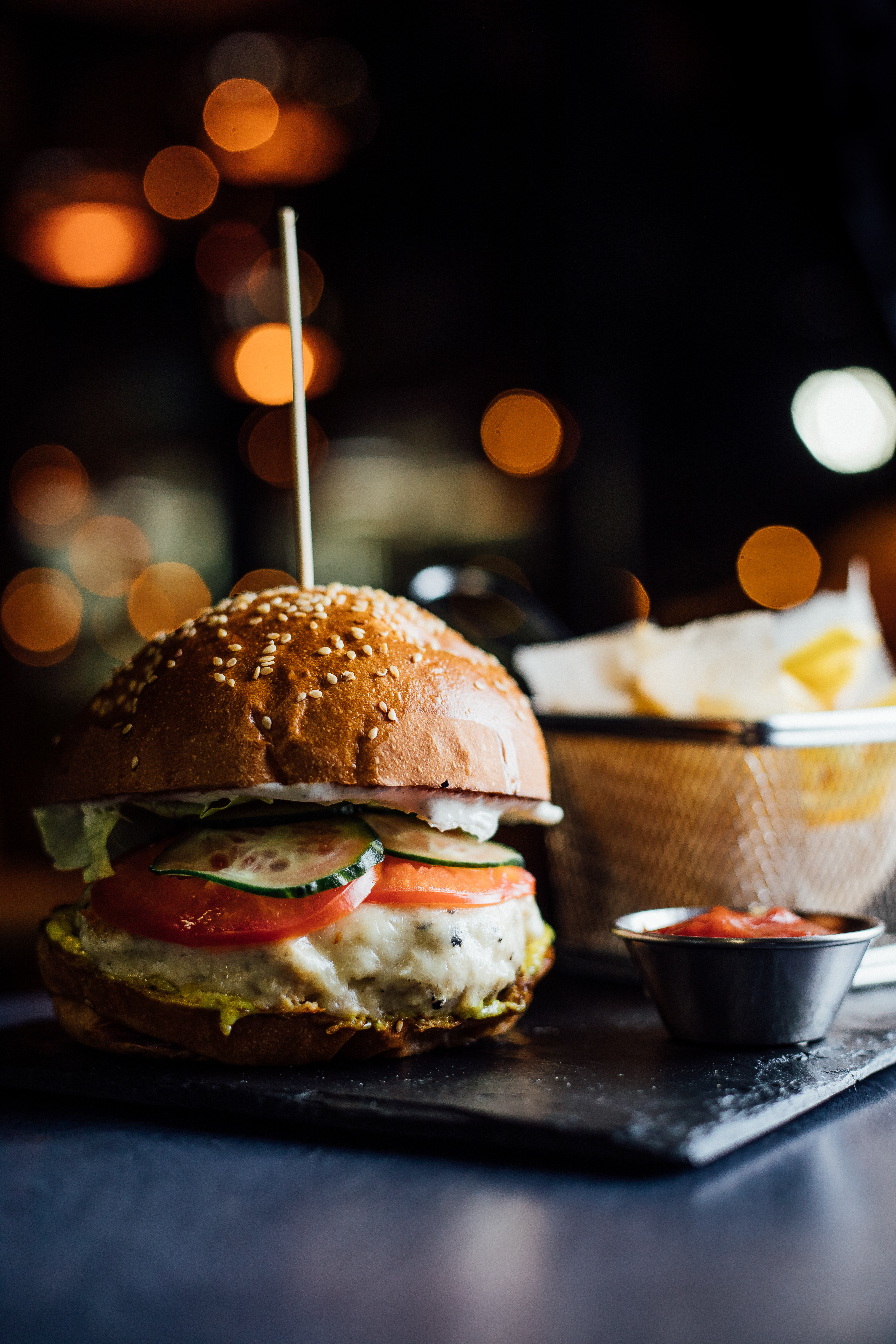 Американский бургер с курицей с фри и соусом (170 гривен)