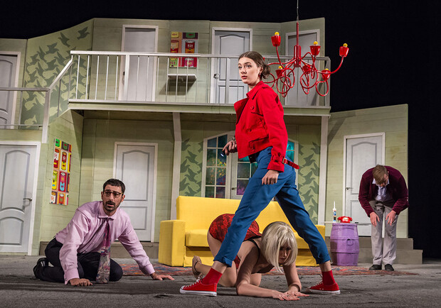 "Шум за сценой" в театре Шевченко