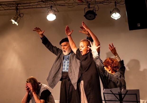 Спектакль «Храм: (не)насильственный диалог в театре».