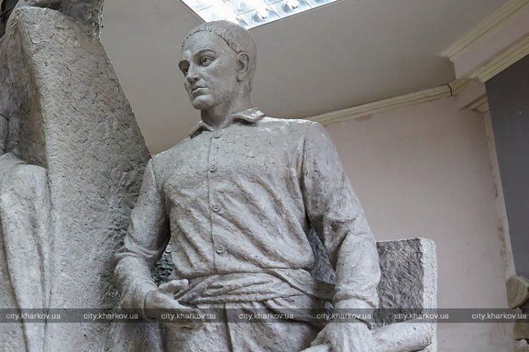 С бесплатным Wi-fi и местом для зарядки гаджетов: в Харькове откроют сквер Мыслителей с тремя скульптурами фото 1