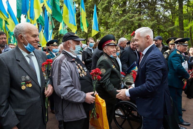 "Это священный день для Харькова. У меня воевал отец": Игорь Терехов вместе с харьковчанами возложил цветы к Мемориалу Славы фото 1