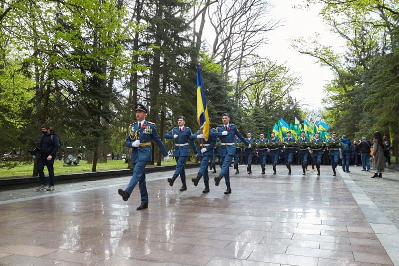"Это священный день для Харькова. У меня воевал отец": Игорь Терехов вместе с харьковчанами возложил цветы к Мемориалу Славы фото 2 1