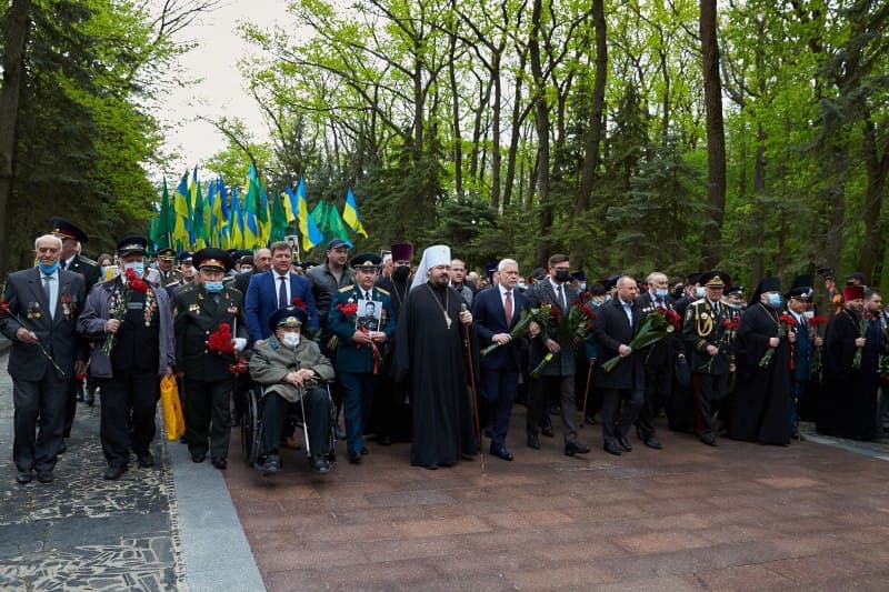 "Это священный день для Харькова. У меня воевал отец": Игорь Терехов вместе с харьковчанами возложил цветы к Мемориалу Славы фото 3 2