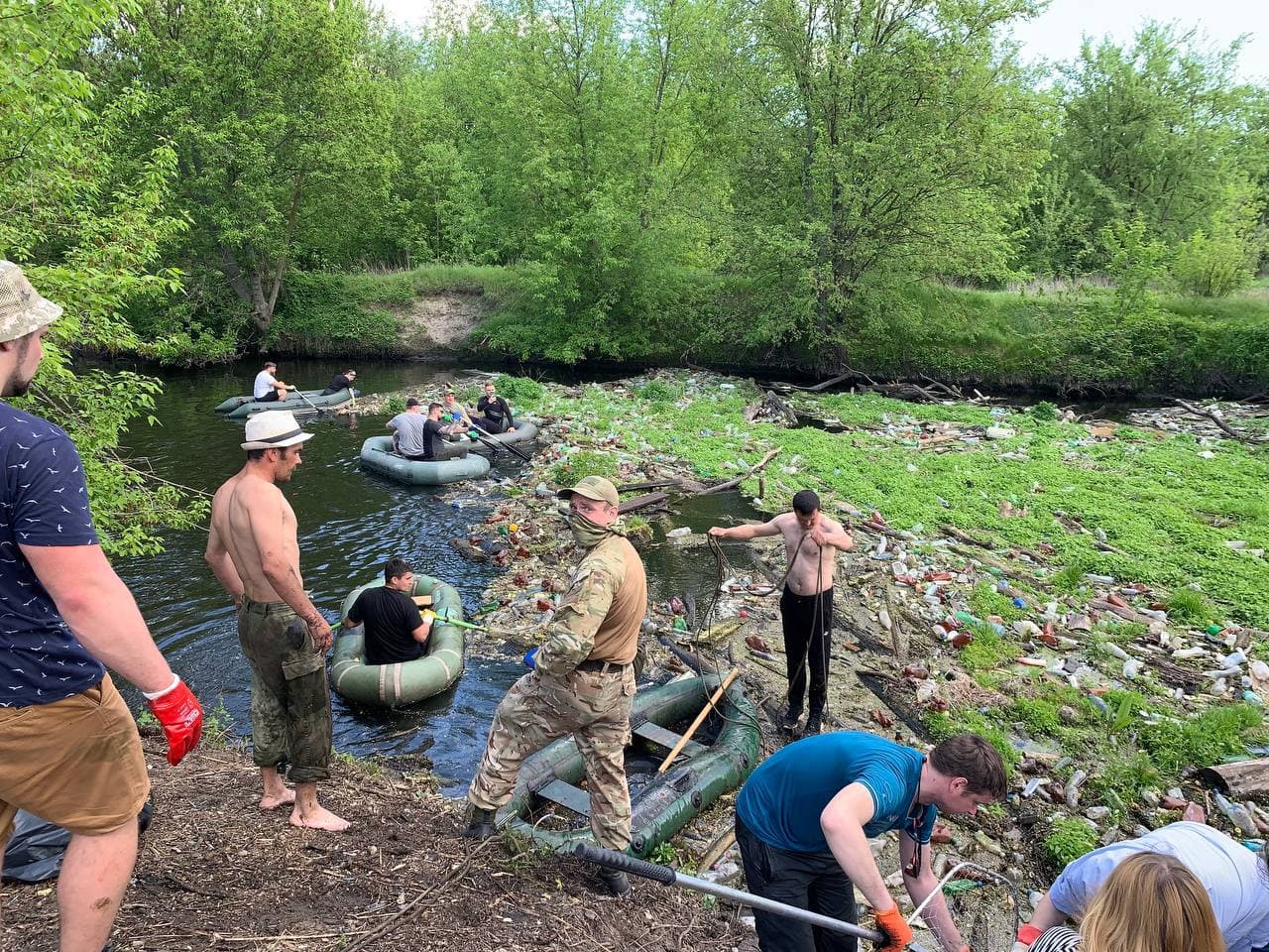 Целый остров из пластика: около сотни харьковчан почистили реку Уды от мусора  фото 1