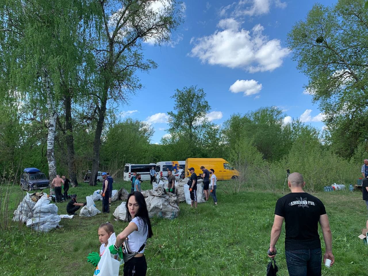 Целый остров из пластика: около сотни харьковчан почистили реку Уды от мусора  фото 2 1